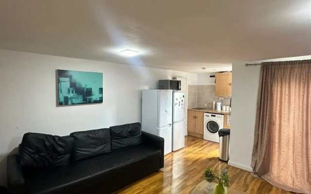 Cozy 1 Bed Apt Sleeps 4 With Garden Views