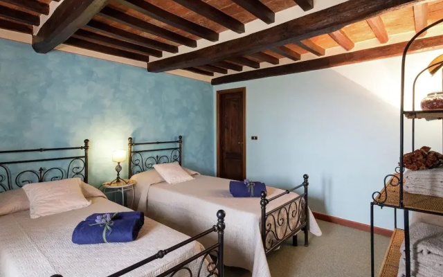 Villa in Cortona With Pool & Hill Views