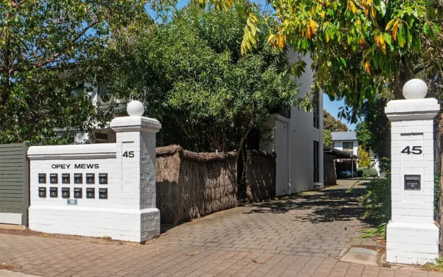 Stylish 2-bed Townhouse in Leafy Hyde Park