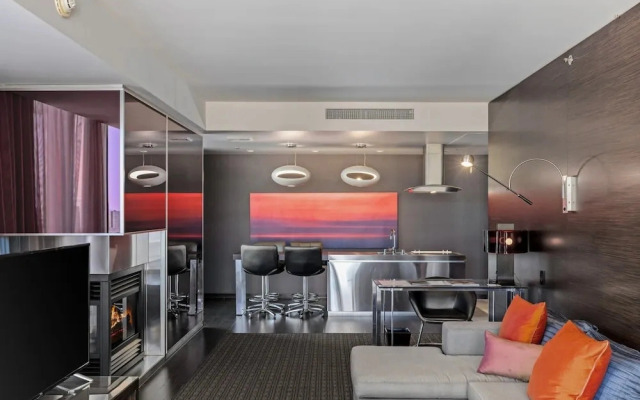 Palms 1 BR Mountain View W/ Balcony