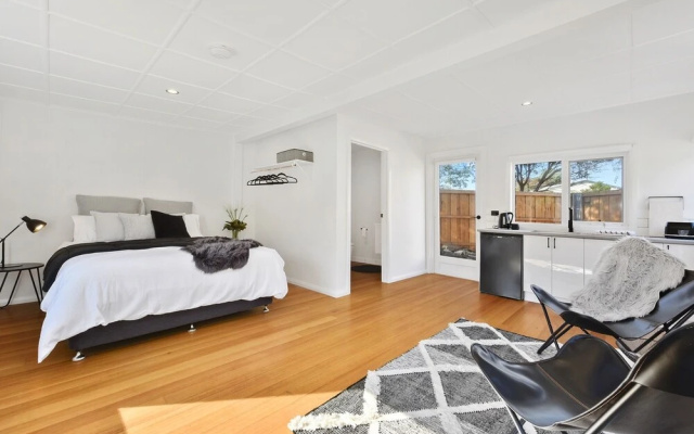 3 Bedroom Entertainer with Bungalow Next To Beach