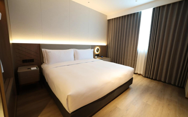 Holiday Inn Shanghai Jing'an by IHG