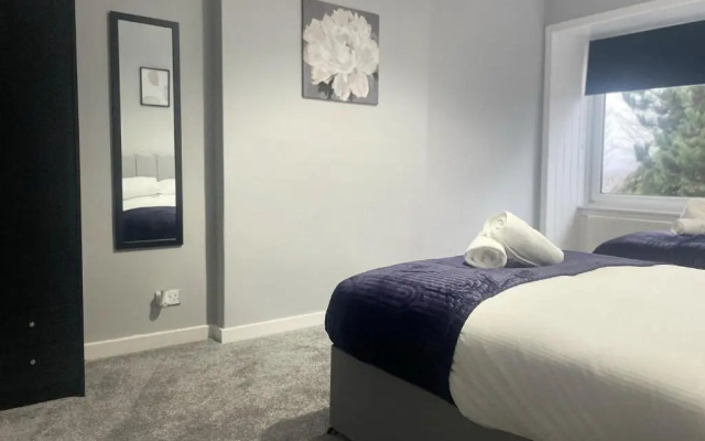 Immaculate 3-bed Apartment in Glasgow Close to M8