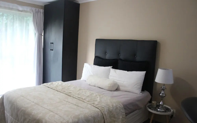 Chic & Serene 1-Bed Haven in Roodepoort