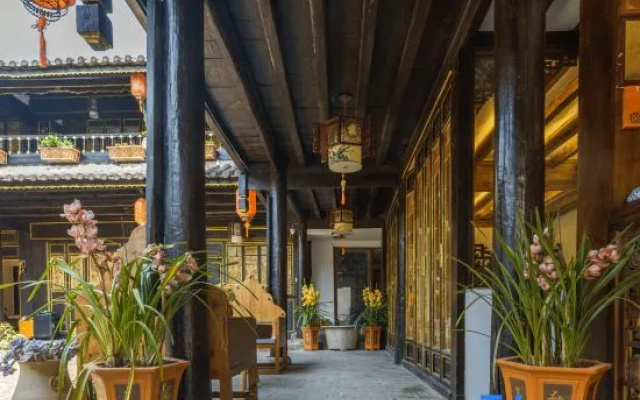 Yiyuan Snow Mountain View Historical Naxi House