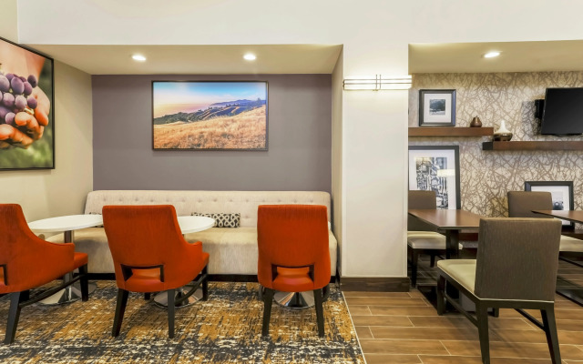 Hampton Inn & Suites Windsor - Sonoma Wine Country