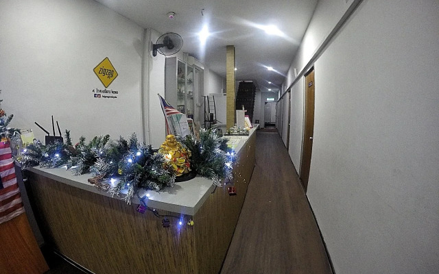 SPOT ON 90236 Zigzag Travellers Home - Hostel