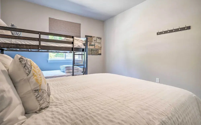 Lake Chelan Condo, Walk to Brewery & Wineries
