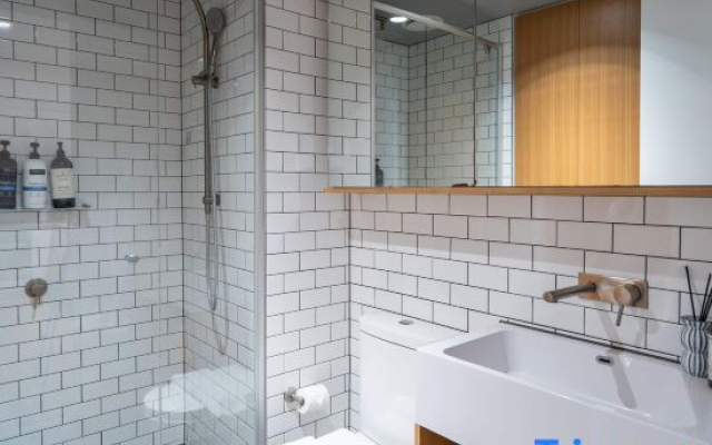 High-Rise CBD Apt L50 | Luxe City Views + Parking