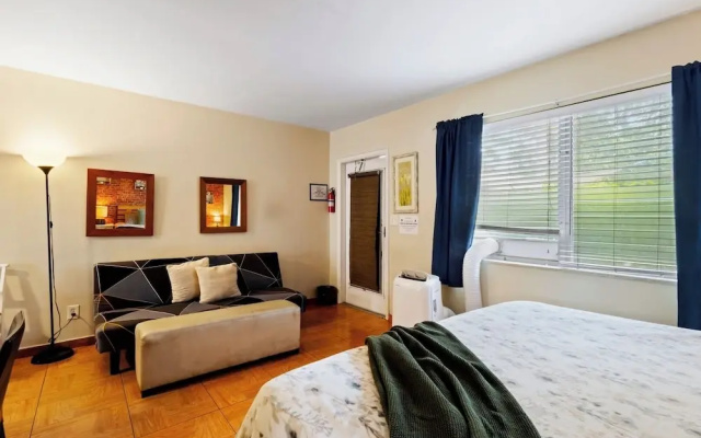Pet Friendly Stylish Studio in Hollywood