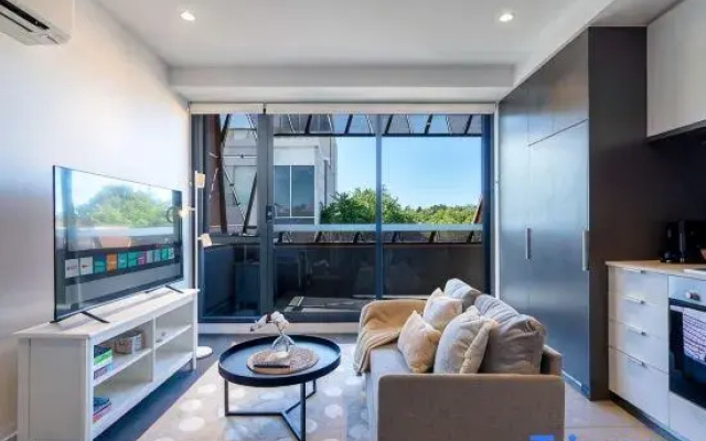 Modern 1BR Apartment with Smart TV and Views
