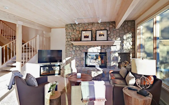 Exclusive Mountain Retreat #B - 4 Br Duplex
