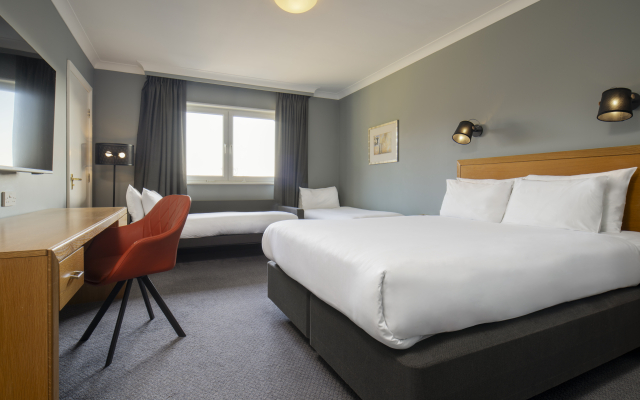 Holiday Inn Edinburgh Zoo by IHG
