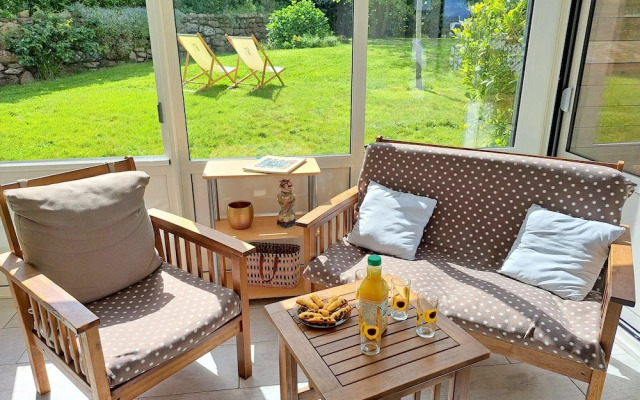 Coastal Garden Retreat Near Sandy Beach