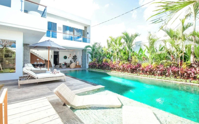 Chic 2BR Villas, Brawah Hub, 300m to Coastal Bliss