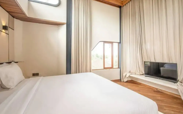 1BR Loft Art Deco Shared Pool, 700m to Echo Beach