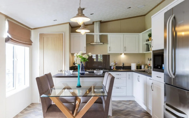 "Lyndale Lodge 18 with Hot Tub by St Andrews"