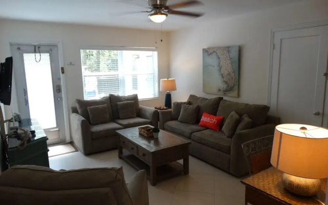 Sunny Shores Inn & Suites