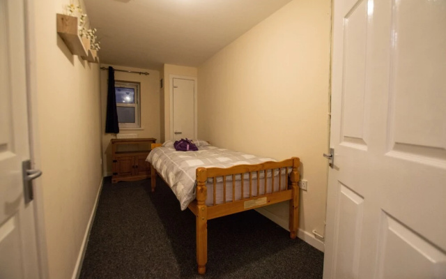 Fresh 4-bed Apartment