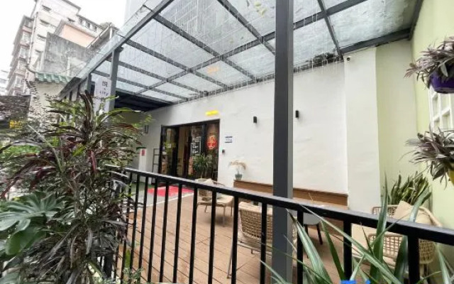 Yuexiangjia Youth Apartment（Thirteen Rows Clothing Wholesale Market Yide Road Subway Station）