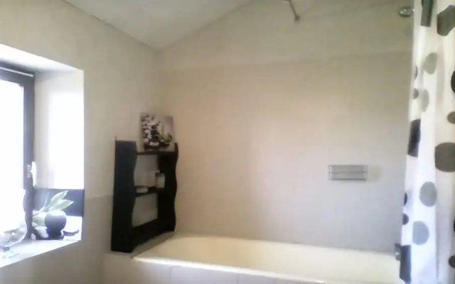 House With 2 Bedrooms in Les Eyzies-de-tayac-sireuil, With Enclosed Ga