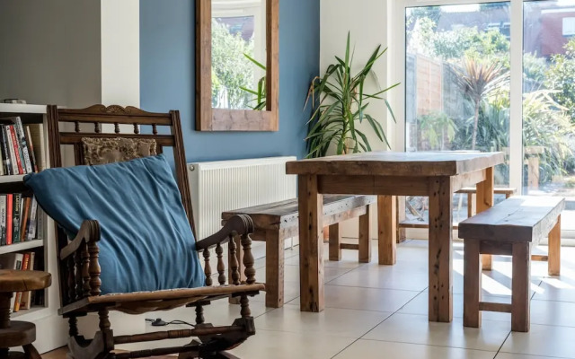 3 Bedroom Home With Garden Near The Beach
