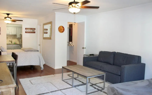 Excellent Location! On Campus Studio Sleeps 4