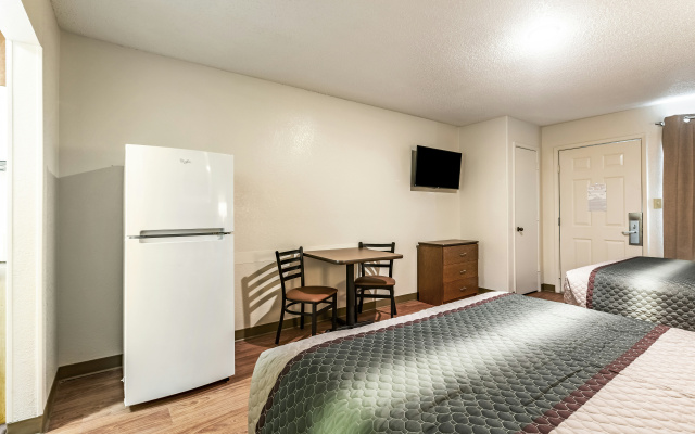 HomeTowne Studios by Red Roof Atlanta - Norcross Downtown