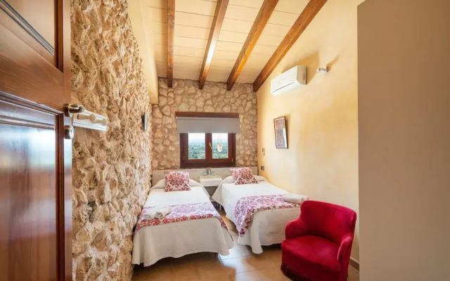 Villa in Buger With Pool & Mountain Views