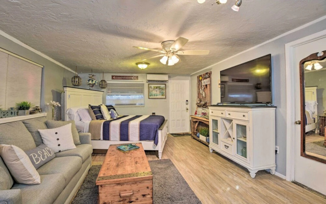 8 Mi to Beaches: Artistic Bradenton Studio w/ Yard