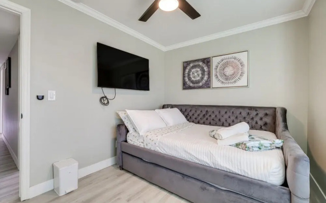 Bright Tempe Home w/ Fenced Backyard!