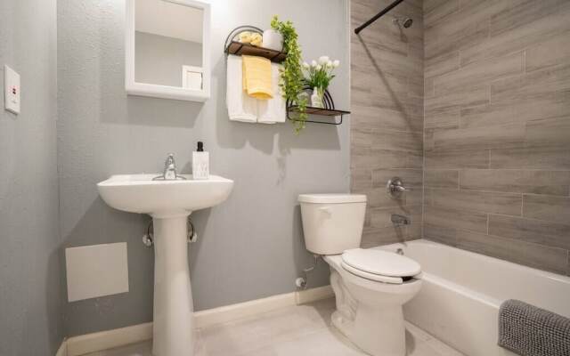 King Bed Retreat Fast Wifi Gated Complex