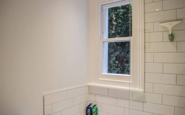 Fantastic 2 Bedroom Shepherds Bush Garden Flat