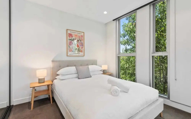 Chic 2-bed With Free Parking in South Yarra