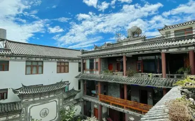 Yilongge Homestay (Dali Erhai Caicun Longkan Wharf Branch)
