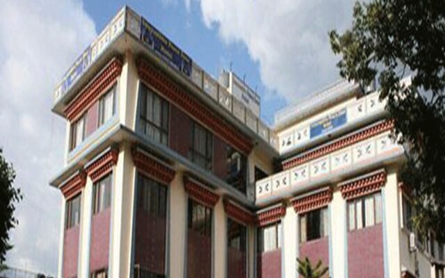 Отель Swayambhu Peace Zone Hotel Непал, Катманду - отзывы, цены и фото номеров - забронировать отель Swayambhu Peace Zone Hotel онлайн вид на фасад