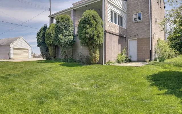 3 Mi to Downtown: Pittsburgh Home w/ Balcony!