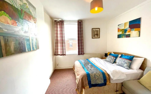 4 bedroomed maisonette in City Centre, near Barbican & Seafront