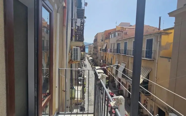 Un Balcone su Via Bordonaro