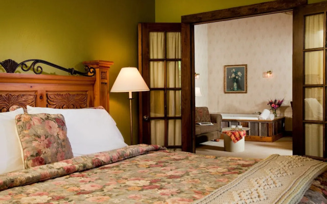 Chanticleer Cabins