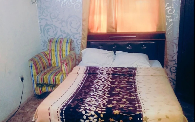 Room in House - Unrivaled Comfort at Val's Residence With King-sized bed
