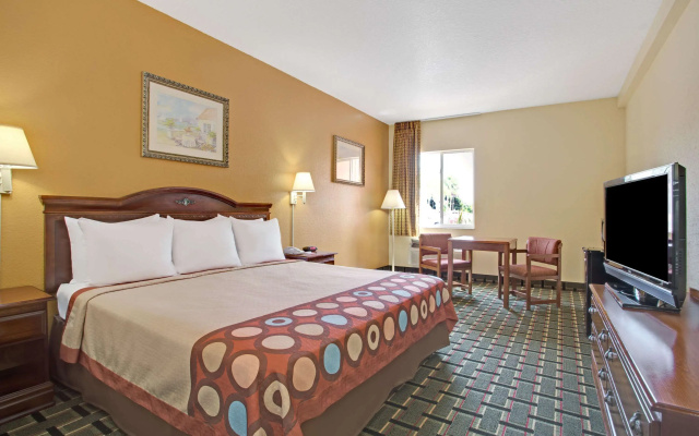 Super 8 by Wyndham Daytona Beach