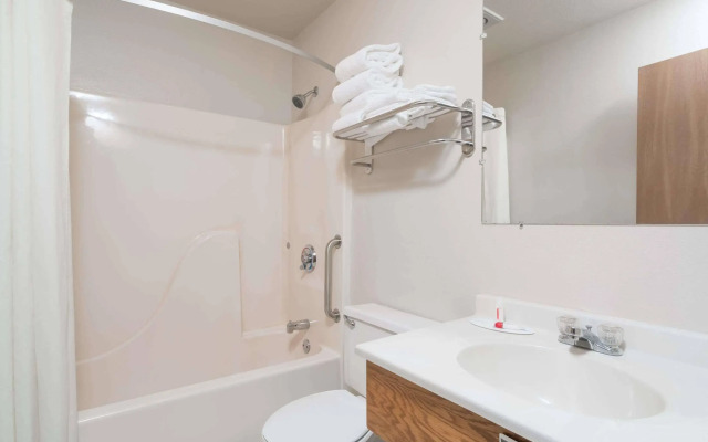 AmeriVu Inn & Suites