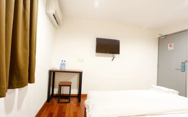 OYO 772 Lux Hotel
