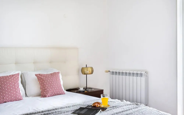 JOIVY Splendid 2BR Apt w/ parking&balcony, 10mins to Praça do Comércio