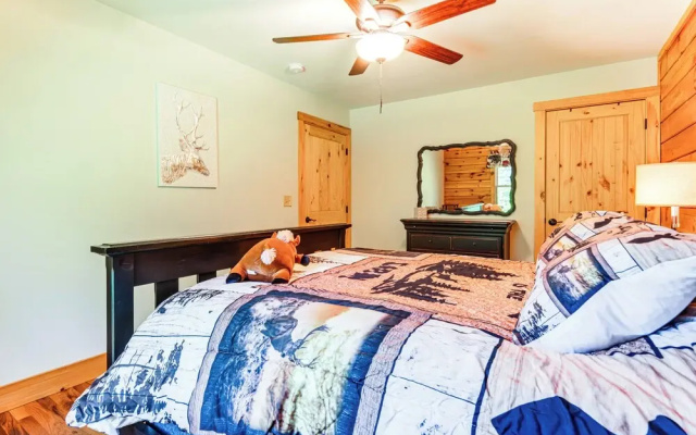Secluded, Private! Forested Hendersonville Retreat