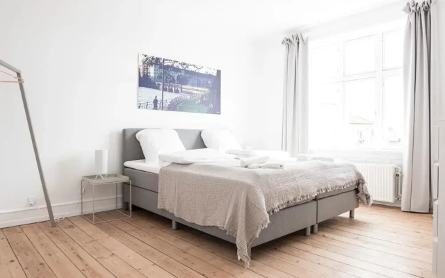 Beautiful 2-bed With Large Balcony