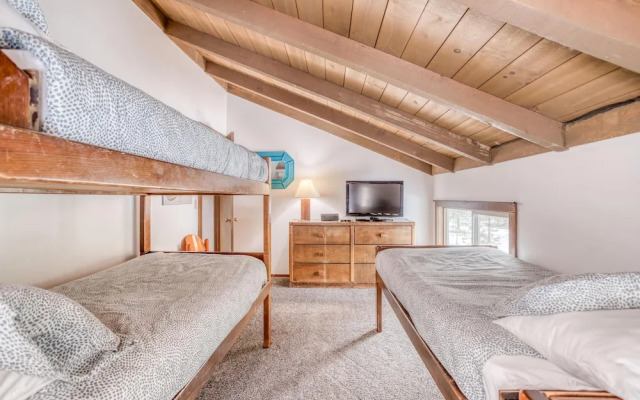 Inviting Hot Tub and Spacious Deck - Charming Sunriver Retreat