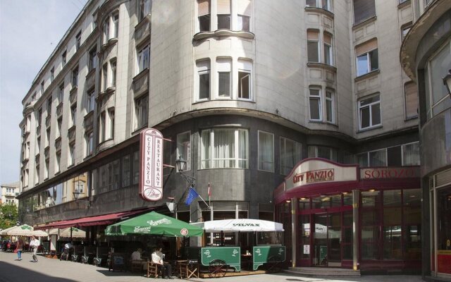 Отель City Hotel Pilvax Венгрия, Будапешт - 7 отзывов об отеле, цены и фото номеров - забронировать отель City Hotel Pilvax онлайн вид на фасад