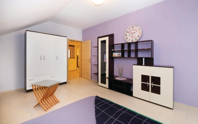 Amazing Home in Zagreb With 4 Bedrooms, Wifi and Jacuzzi